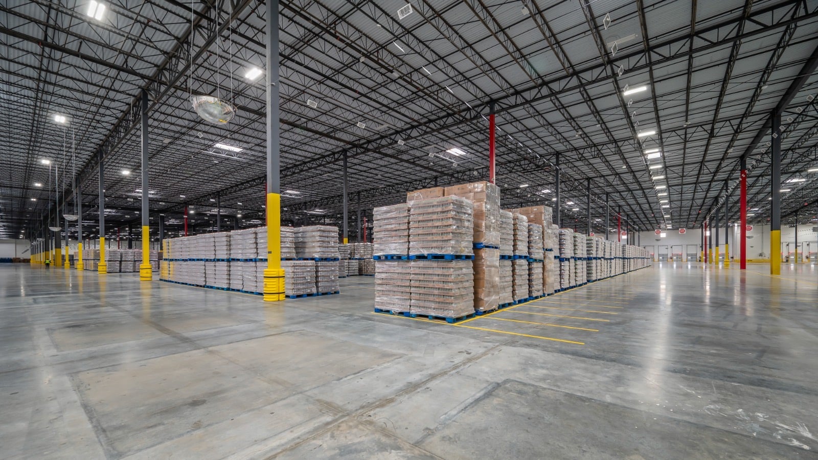 Distribution floor with staged pallets